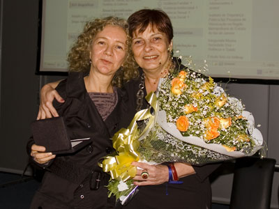 Ilma Noronha e Jussara Long com as flores da homenagem
