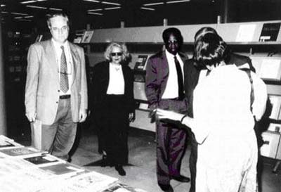 Visita do Diretor da OPAS Dr.George Alleyne (em destaque) ao novo prdio da Biblioteca de Manguinhos no ano de 1995. Ao seu lado o atual Presidente da Fundao Oswaldo Cruz, Dr. Paulo Marchiori Buss.