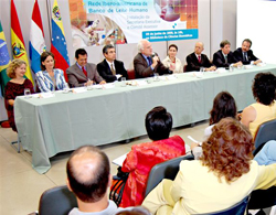  Mesa de abertura da solenidade que inaugurou as atividades da Secretaria Executiva da Rede Ibero-americana de Bancos de Leite Humano no Icict 