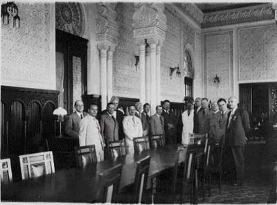 Visita dos membros do 11ª Conferencia Sanitária Pan Americana, ocorrida no Rio de Janeiro em setembro de 1942. O terceiro, da esquerda para direita é Moraes Junior (em destaque), arquiteto do pavilhão mourisco e, conseqüentemente, do salão da biblioteca.